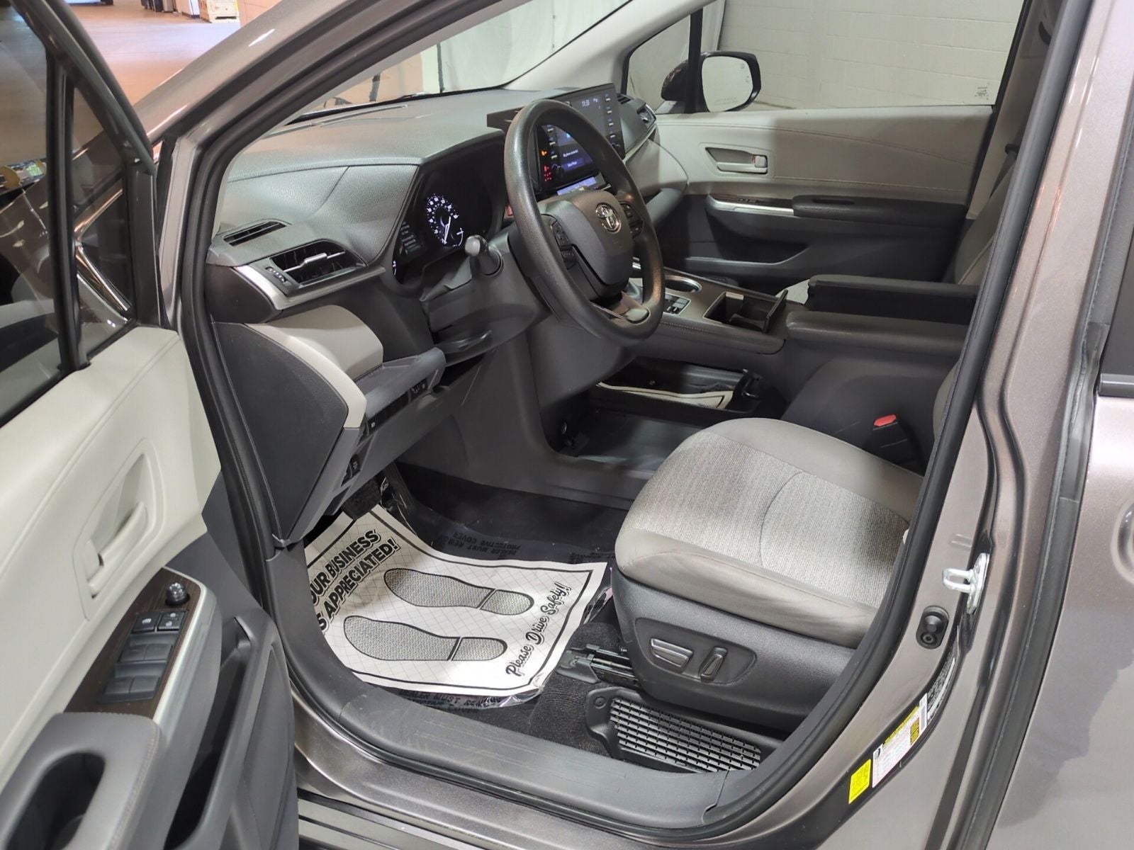 2022 Toyota Sienna LE 8 Passenger