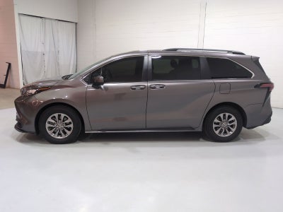 2022 Toyota Sienna LE 8 Passenger