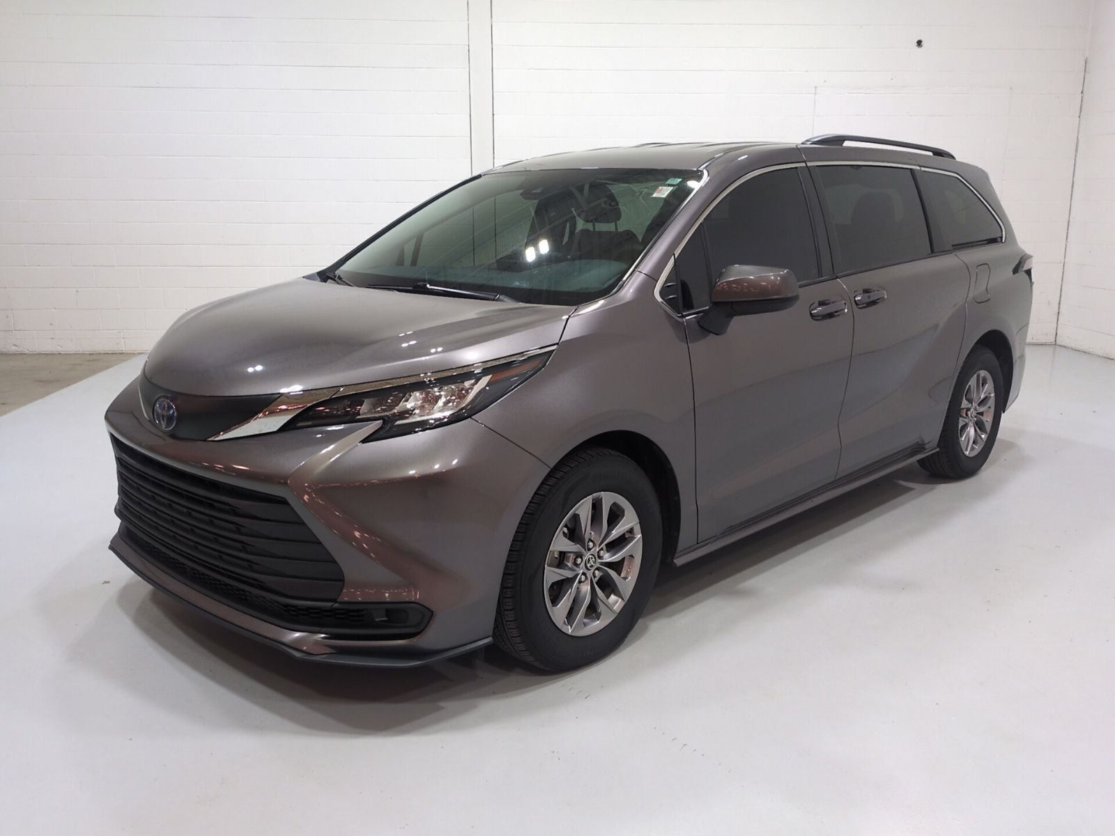 2022 Toyota Sienna LE 8 Passenger