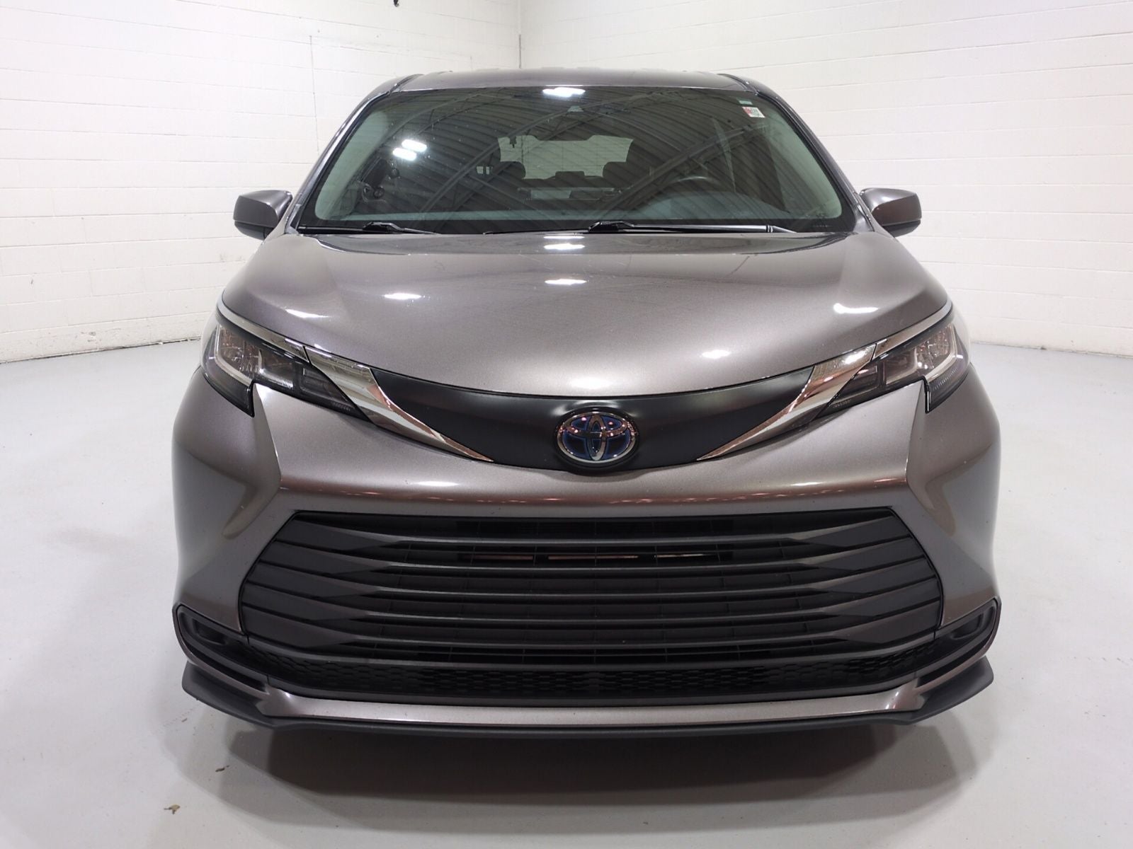 2022 Toyota Sienna LE 8 Passenger