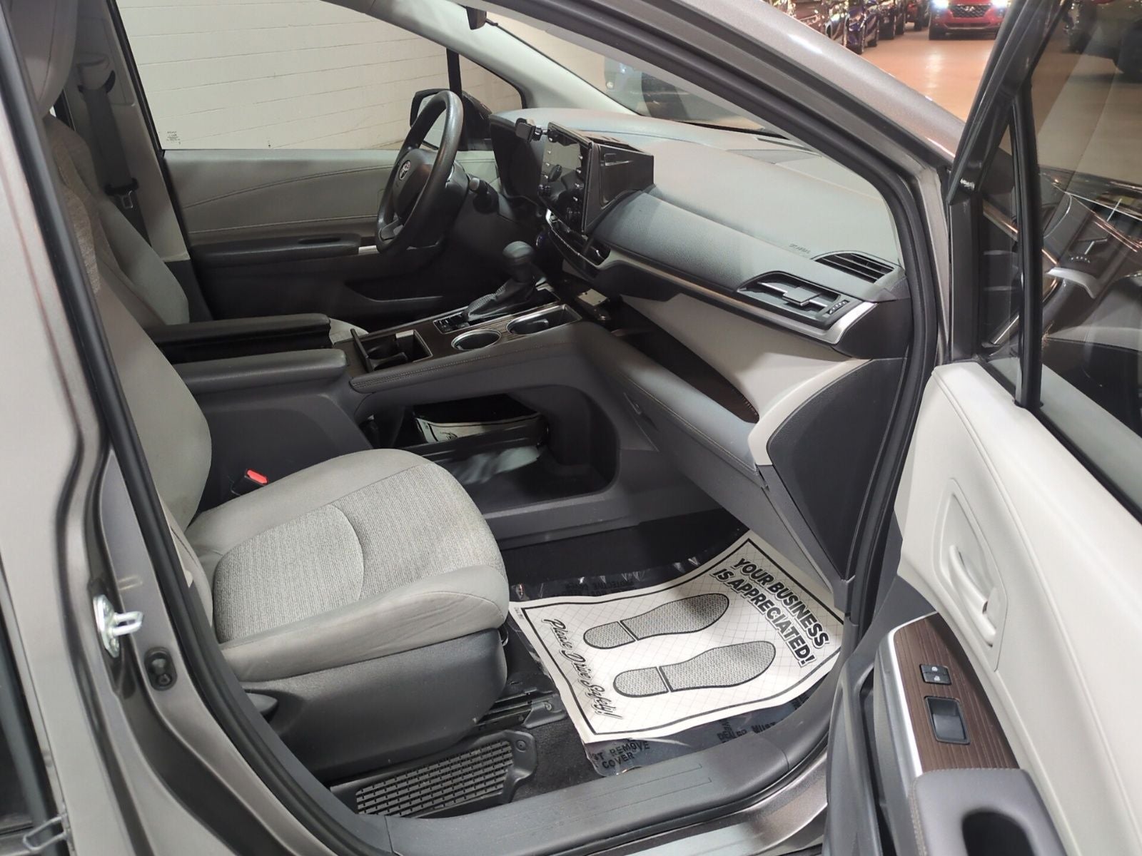 2022 Toyota Sienna LE 8 Passenger