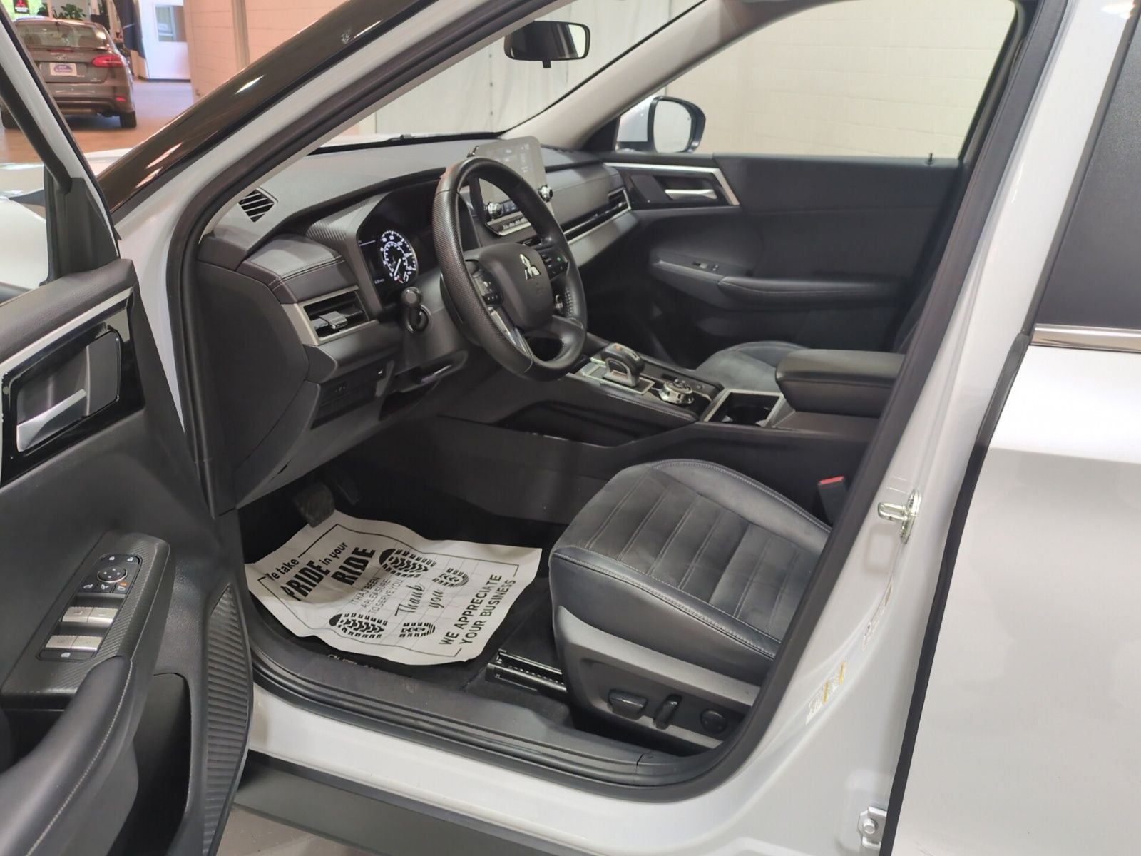 2023 Mitsubishi Outlander SE